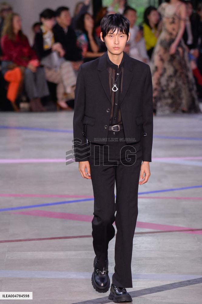 PFW - Shiatzy Chen Runway