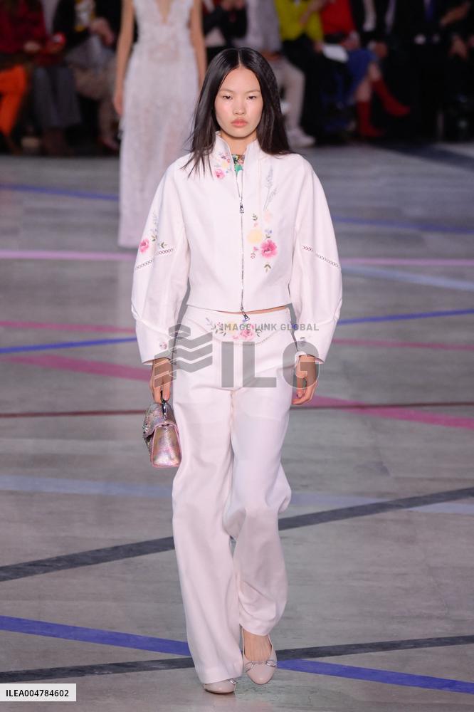 PFW - Shiatzy Chen Runway