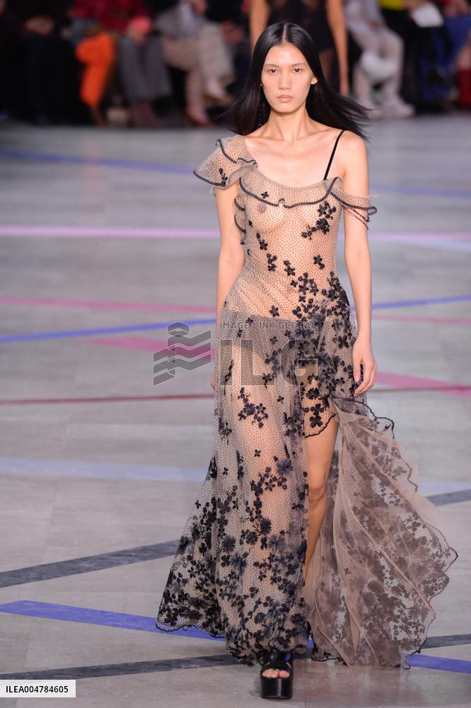 PFW - Shiatzy Chen Runway