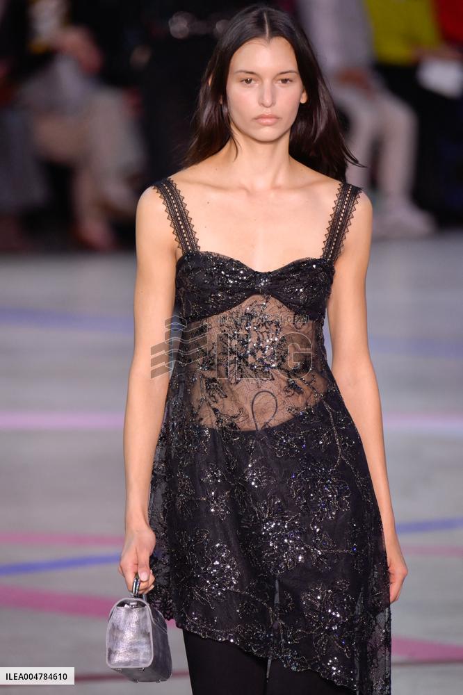 PFW - Shiatzy Chen Runway