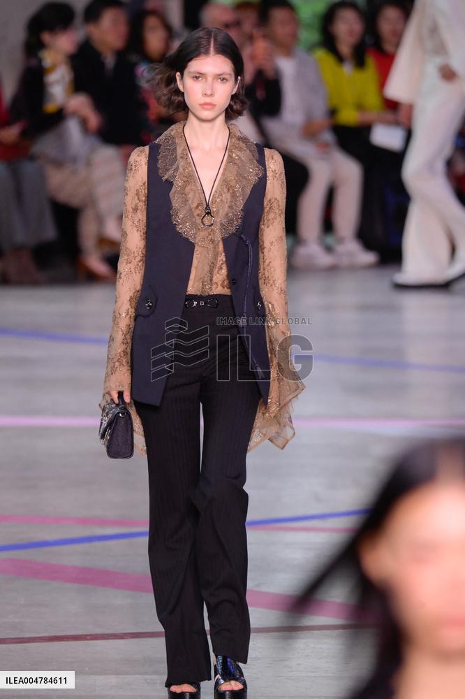 PFW - Shiatzy Chen Runway