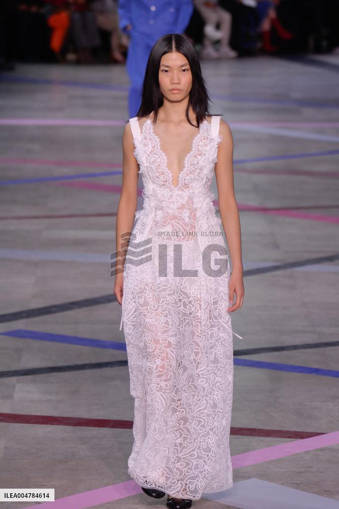 PFW - Shiatzy Chen Runway