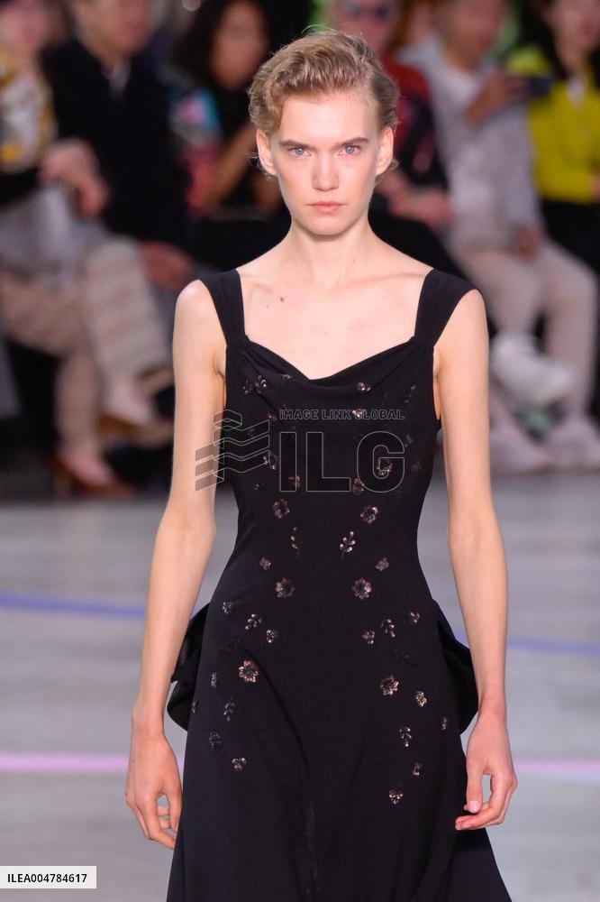 PFW - Shiatzy Chen Runway