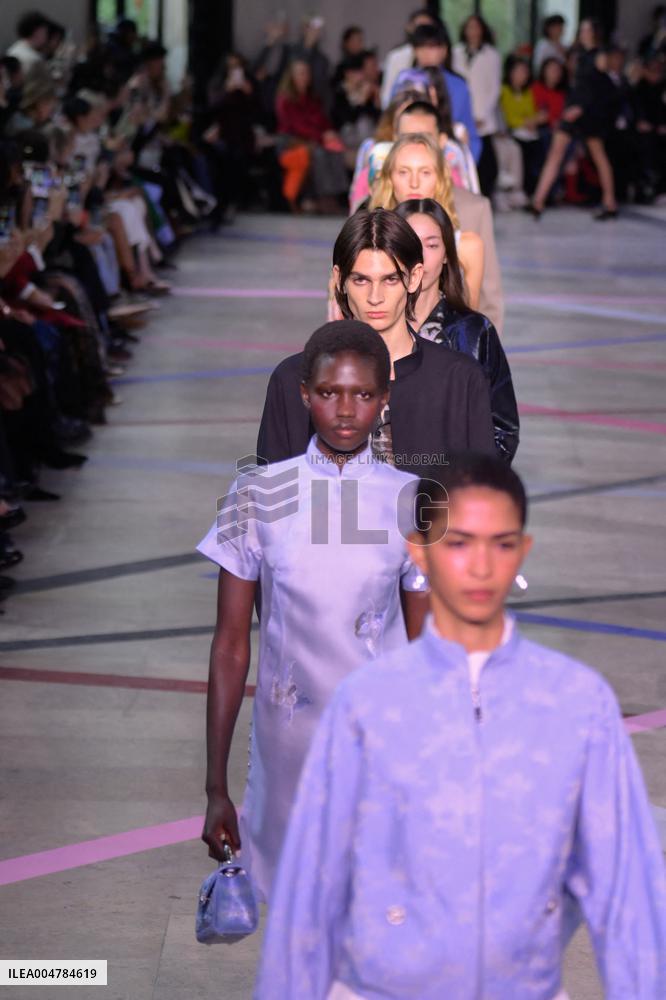 PFW - Shiatzy Chen Runway