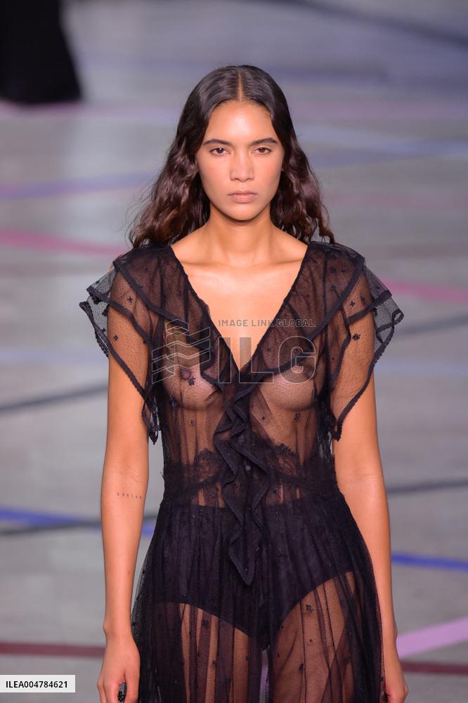 PFW - Shiatzy Chen Runway