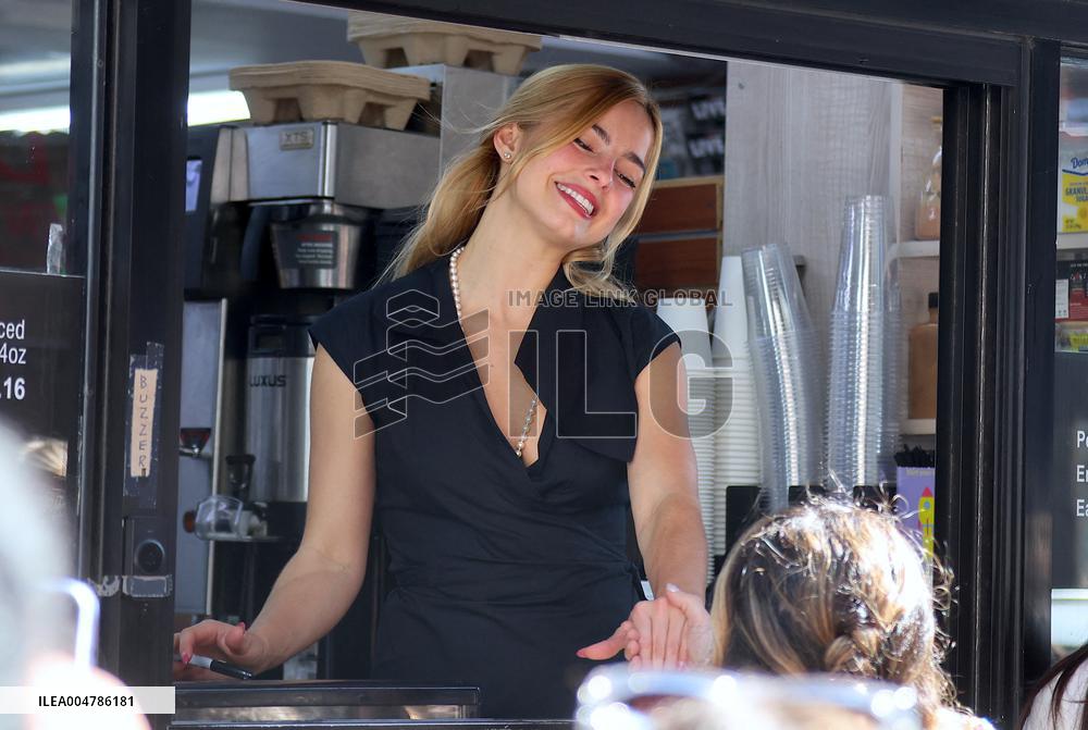 Addison Rae out in New York