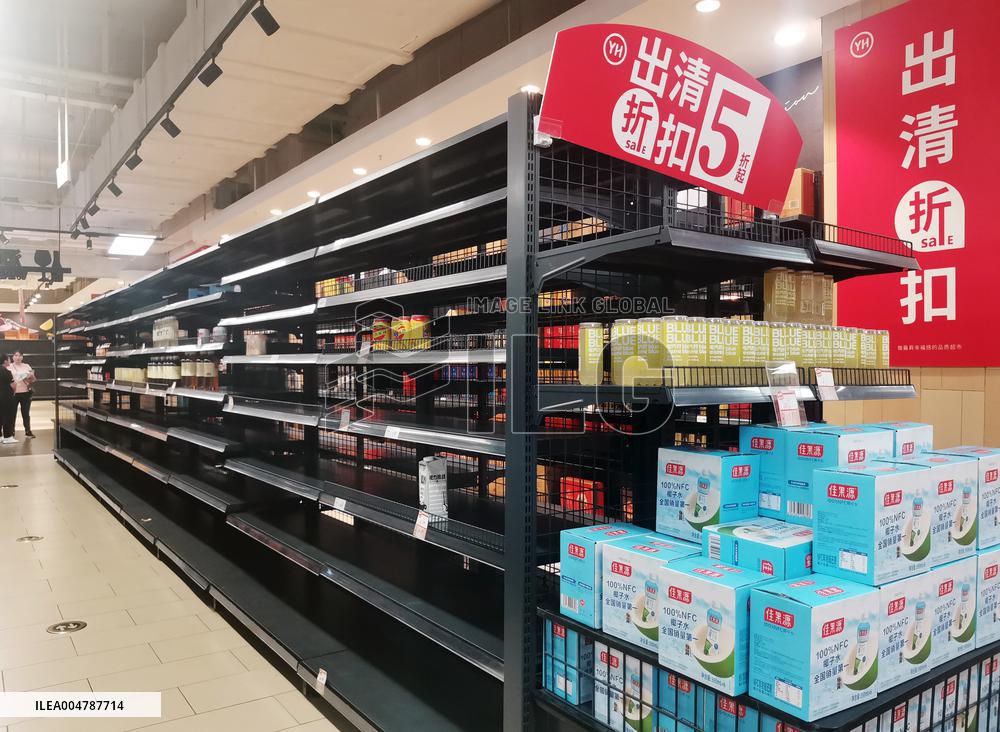 Offline Supermarkets Survival Status