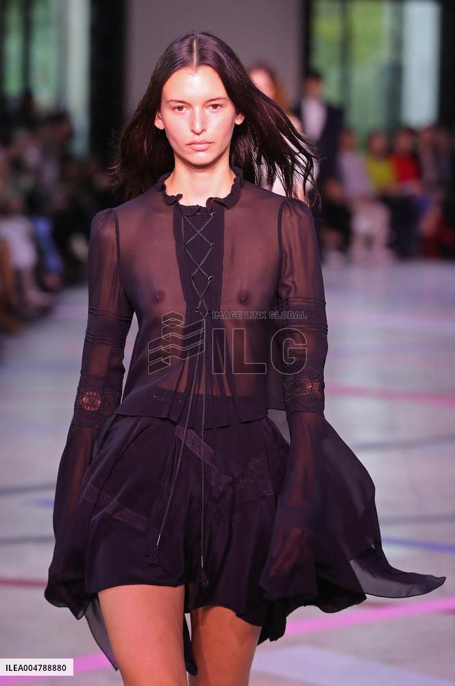 PFW - Shiatzy Chen Runway