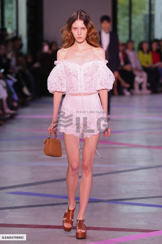 PFW - Shiatzy Chen Runway