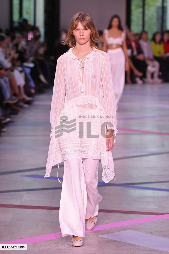 PFW - Shiatzy Chen Runway