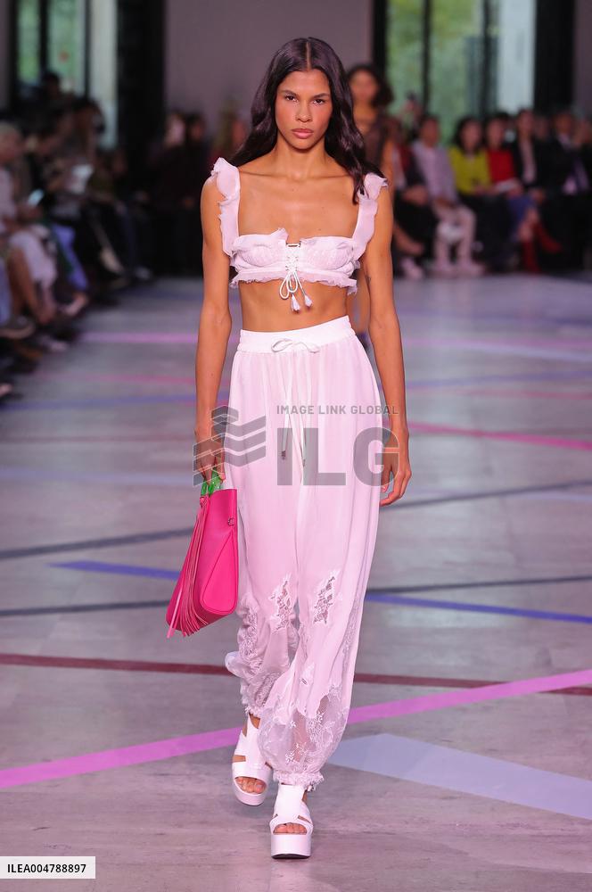 PFW - Shiatzy Chen Runway