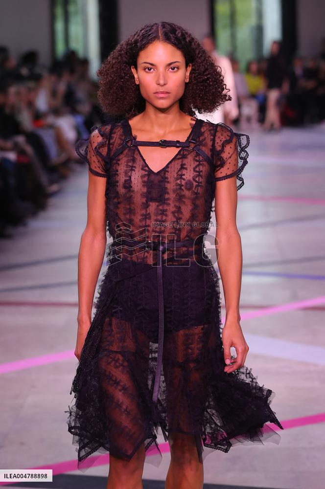 PFW - Shiatzy Chen Runway