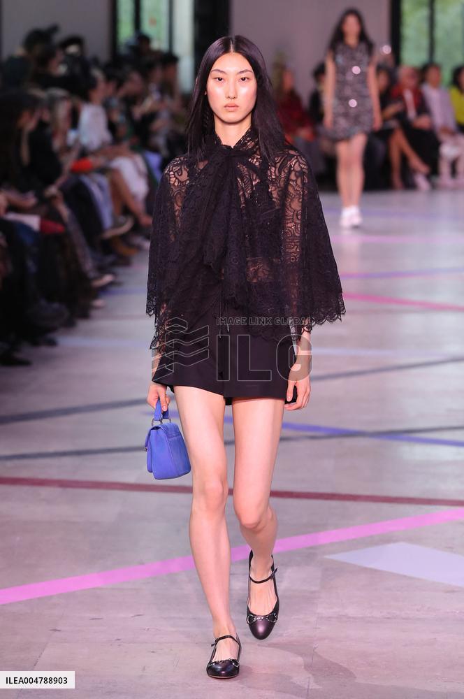 PFW - Shiatzy Chen Runway
