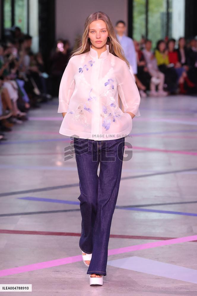 PFW - Shiatzy Chen Runway