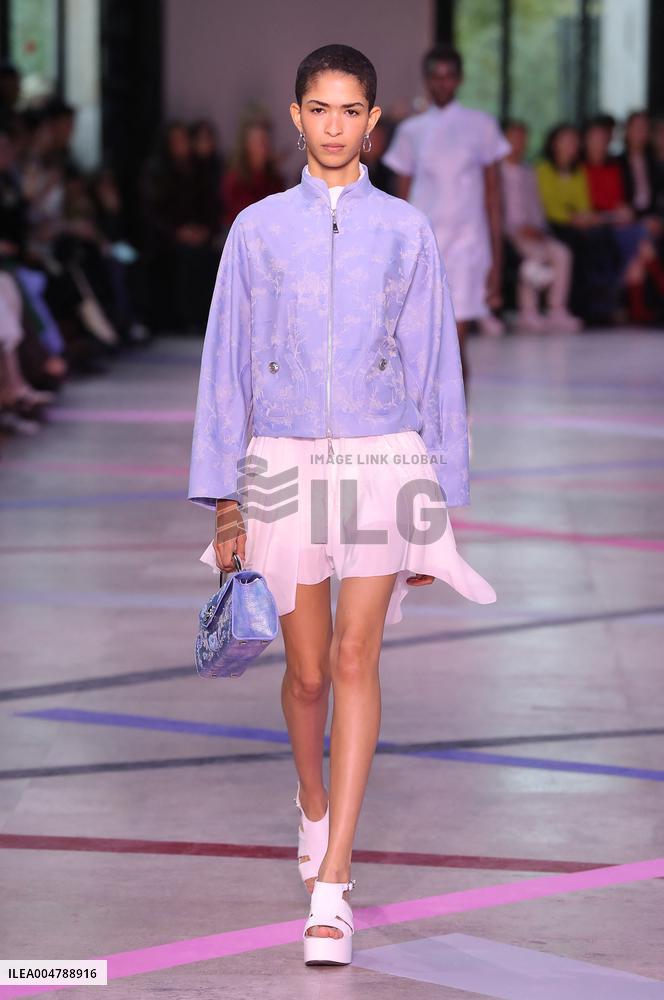 PFW - Shiatzy Chen Runway