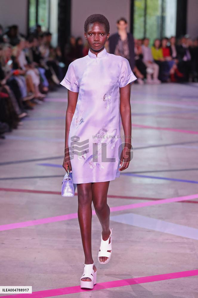 PFW - Shiatzy Chen Runway