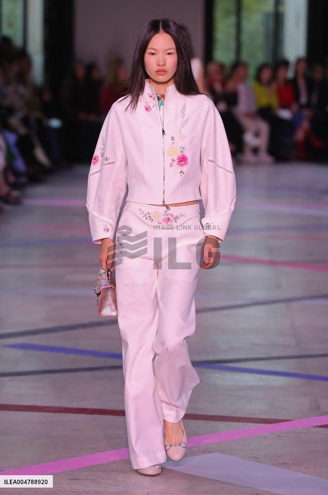 PFW - Shiatzy Chen Runway