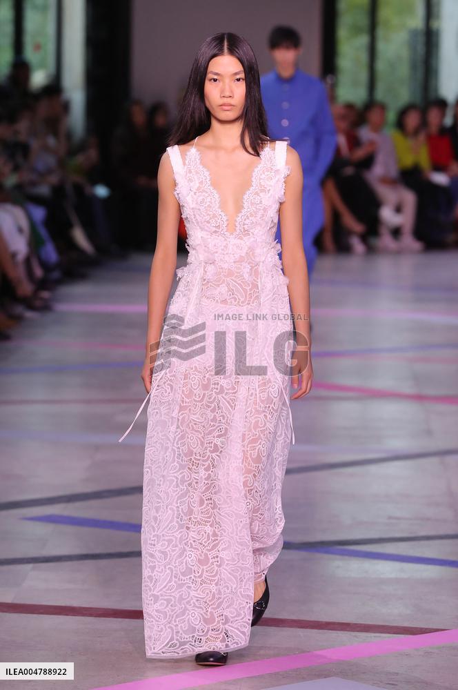 PFW - Shiatzy Chen Runway