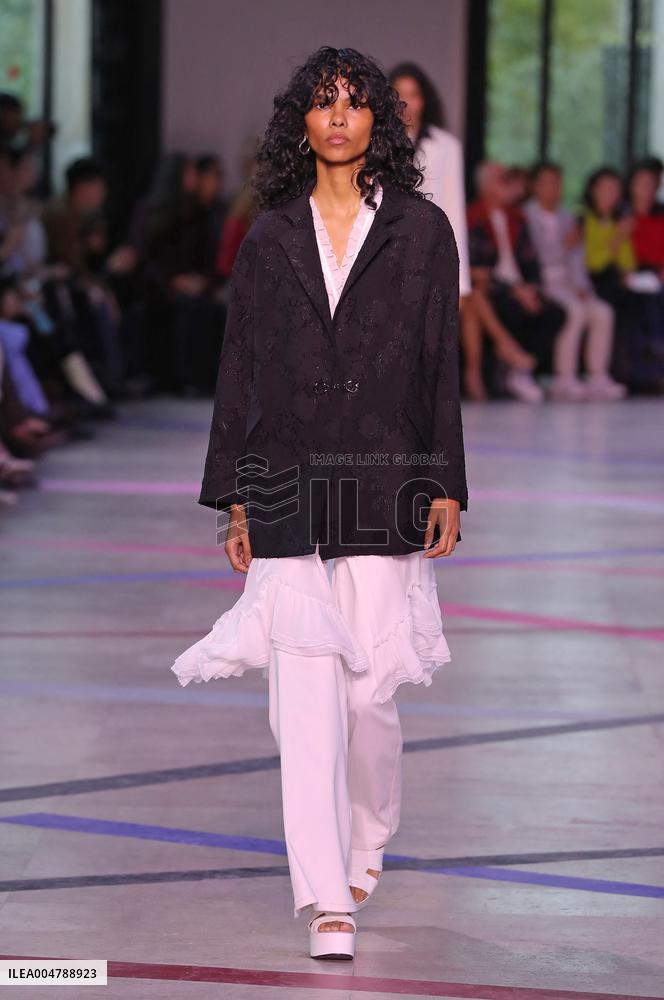 PFW - Shiatzy Chen Runway