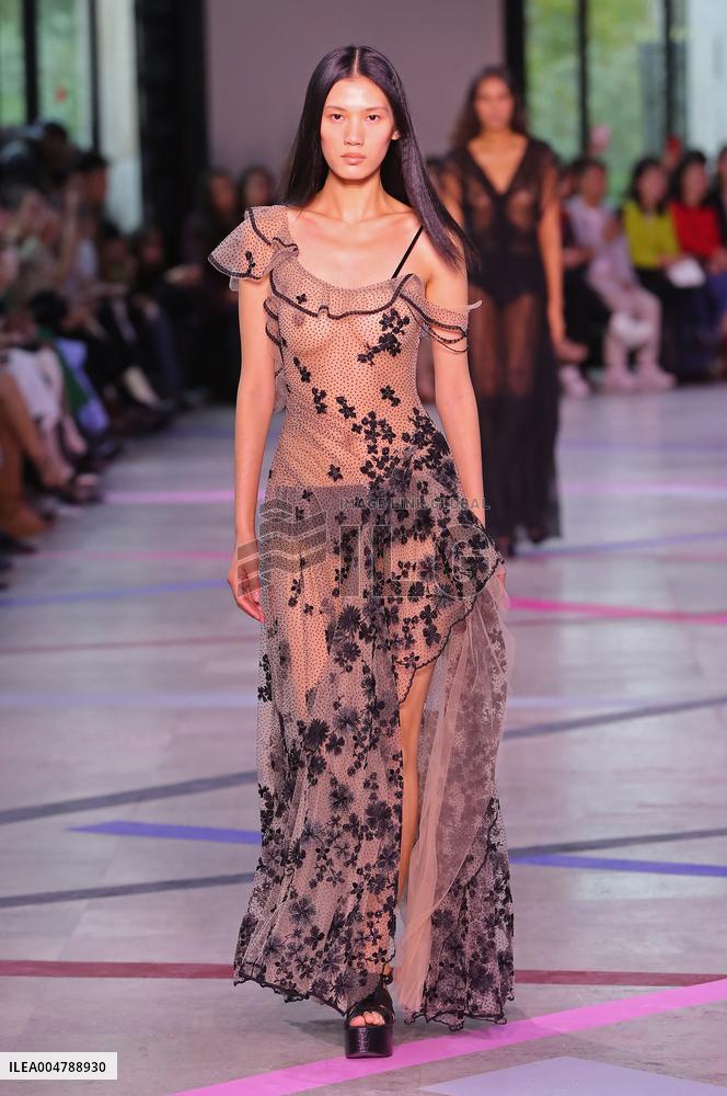 PFW - Shiatzy Chen Runway