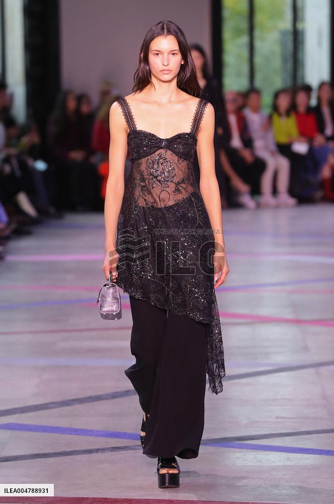 PFW - Shiatzy Chen Runway
