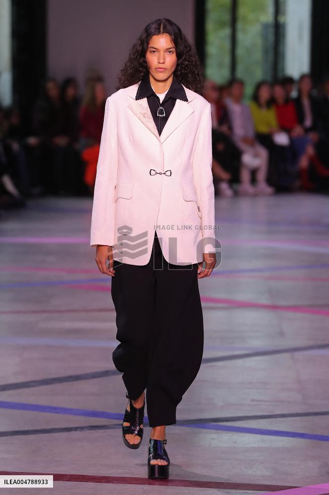PFW - Shiatzy Chen Runway