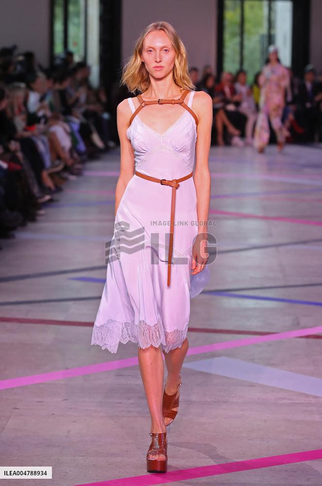 PFW - Shiatzy Chen Runway