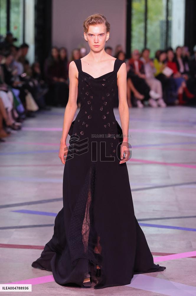 PFW - Shiatzy Chen Runway