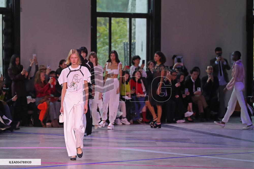 PFW - Shiatzy Chen Runway