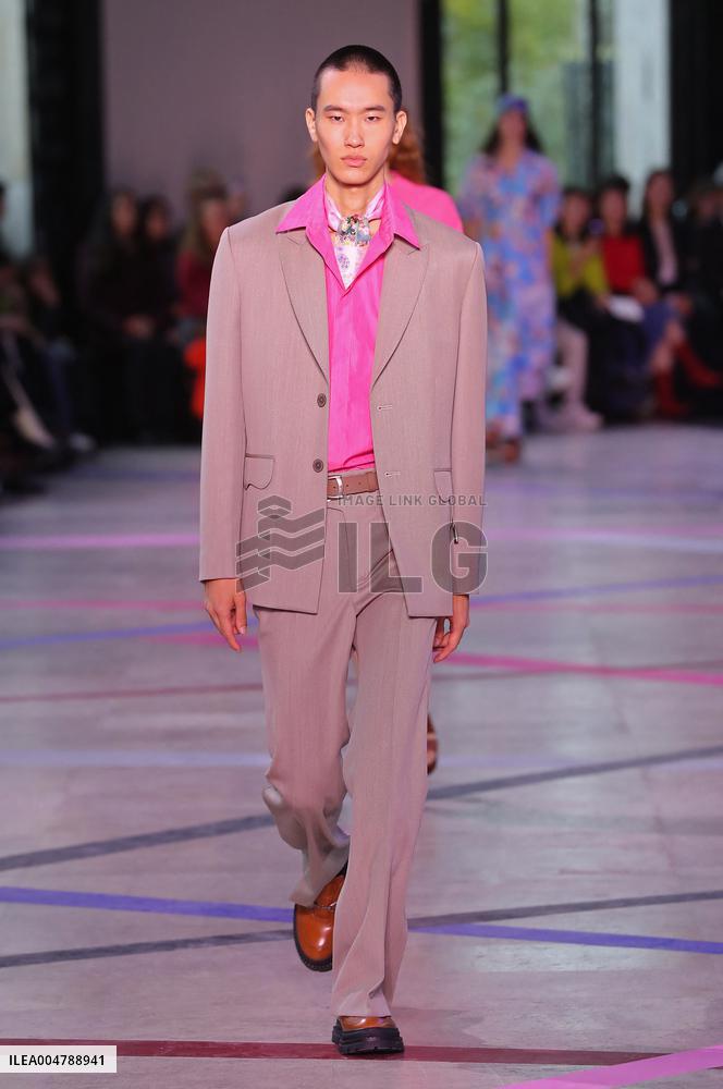 PFW - Shiatzy Chen Runway