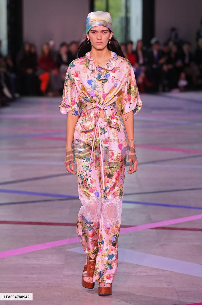 PFW - Shiatzy Chen Runway