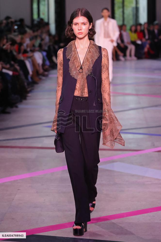 PFW - Shiatzy Chen Runway