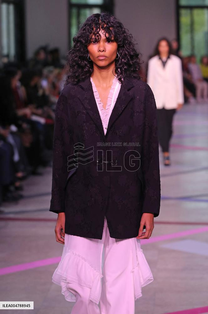 PFW - Shiatzy Chen Runway