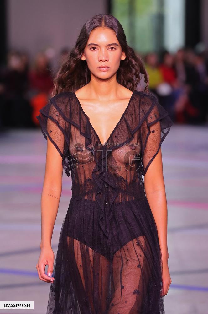 PFW - Shiatzy Chen Runway