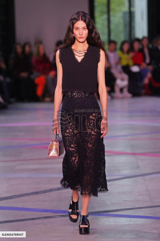 PFW - Shiatzy Chen Runway