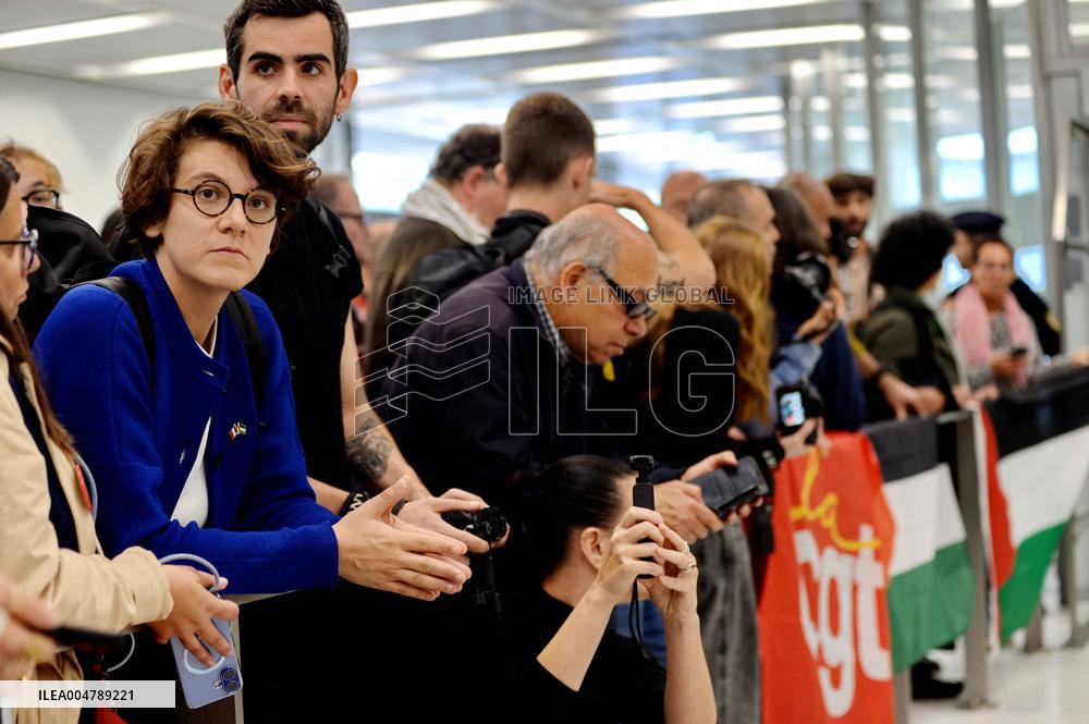 Rima Hassan and activists welcomed at Orly Airport