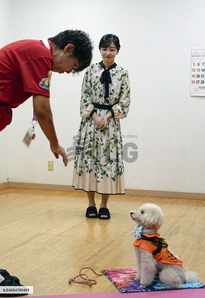 Princess Kako watches assistance dog training in Shiga Pref.