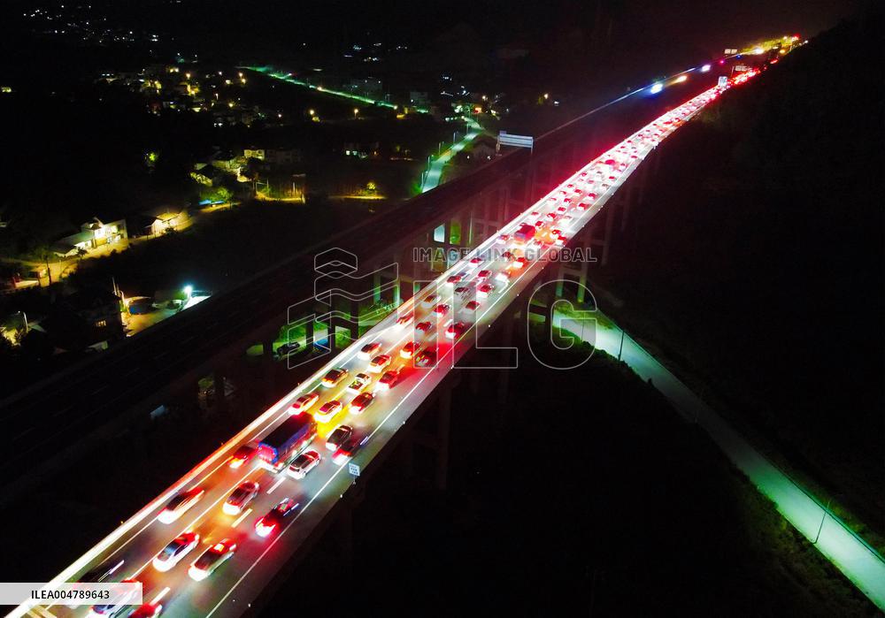 Shanghai-Wuhan Expressway Heavy traffic