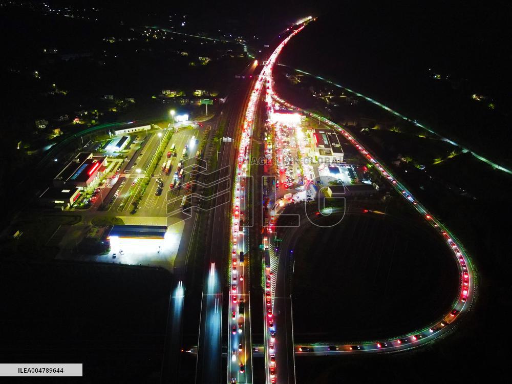 Shanghai-Wuhan Expressway Heavy traffic