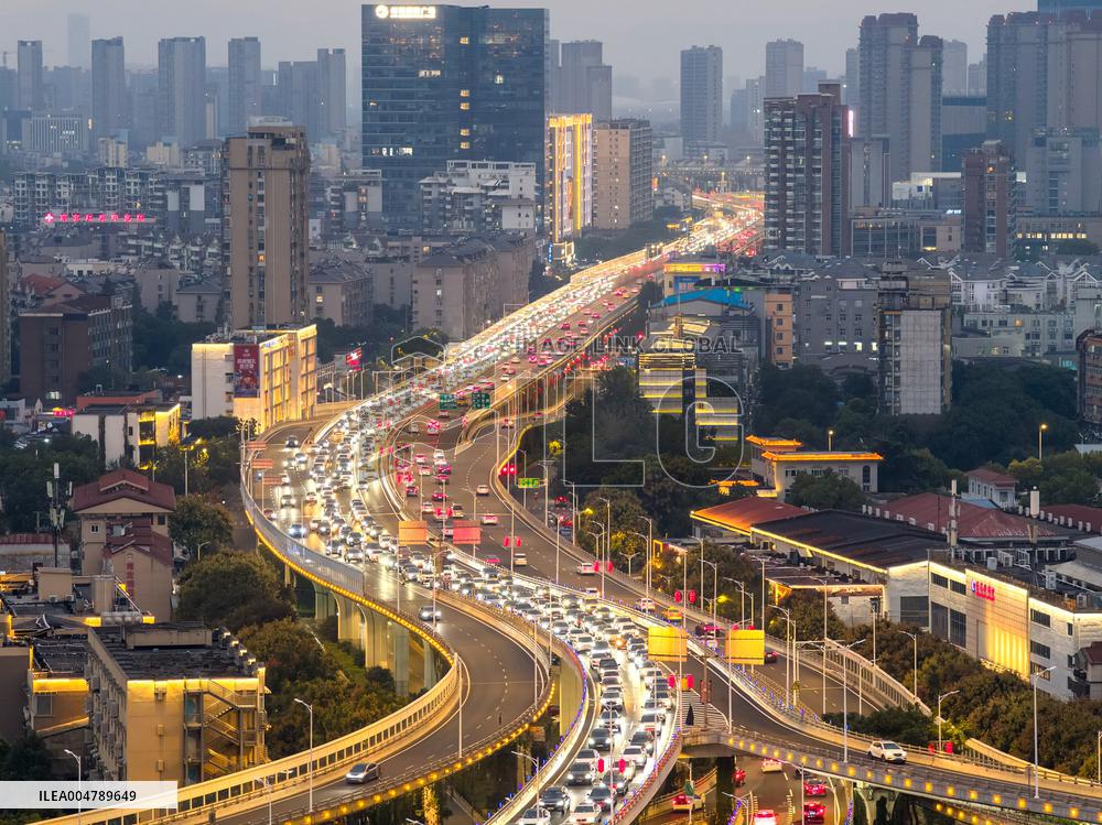 Returning Vehicles Moving Slowly in Nanjing