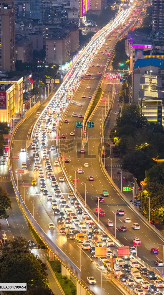 Returning Vehicles Moving Slowly in Nanjing