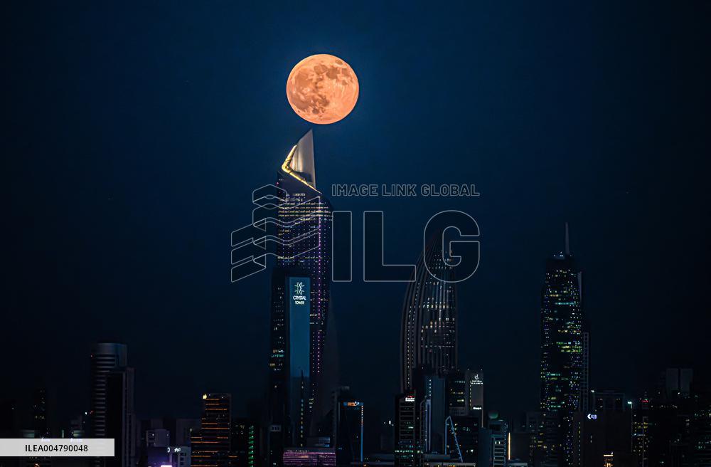 A full Moon Is Seen in Kuwait City