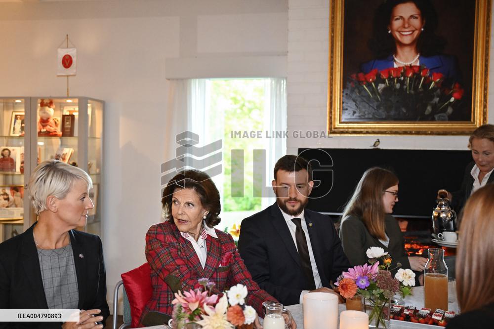 QUEEN SILVIA VISITS THE SILVIA HOME
