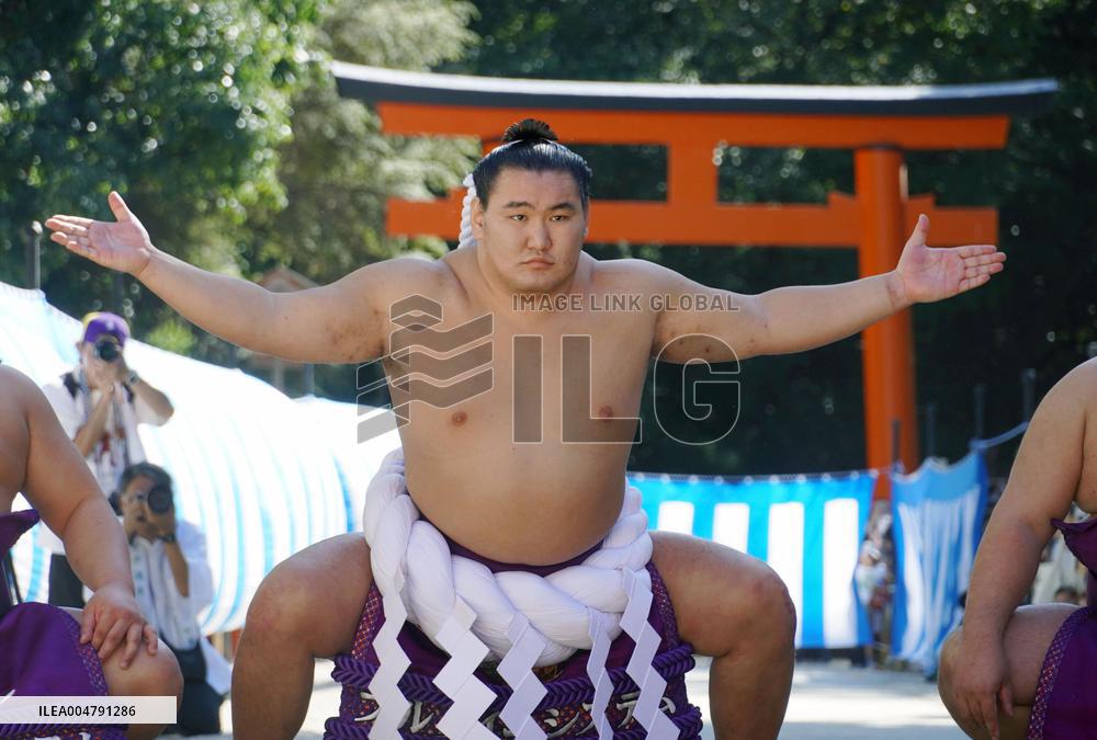 Sumo: ring-entering ritual