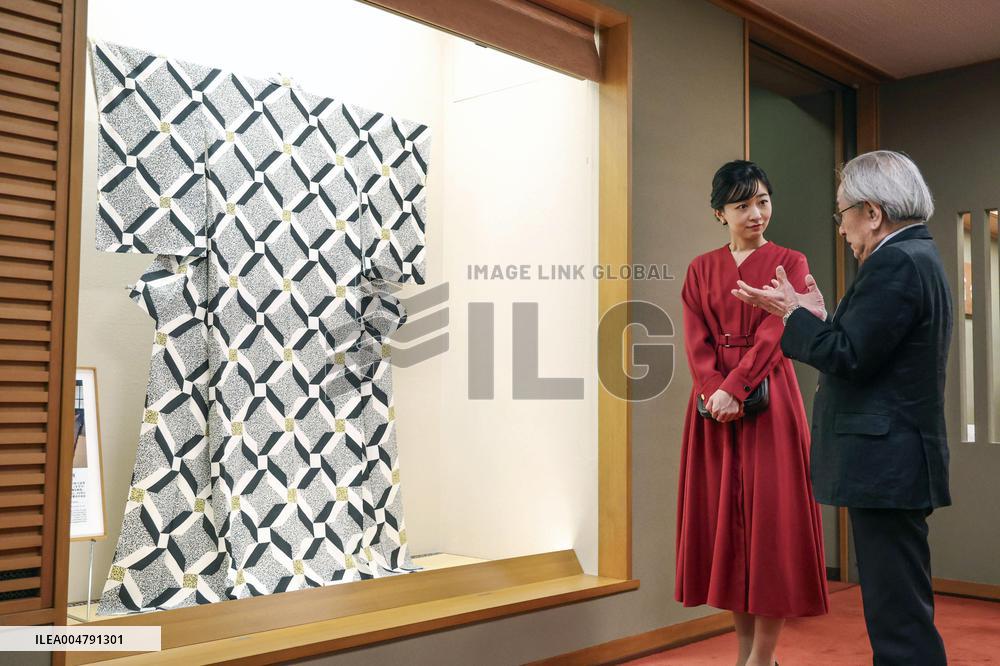 Princess Kako visits Kyoto guesthouse