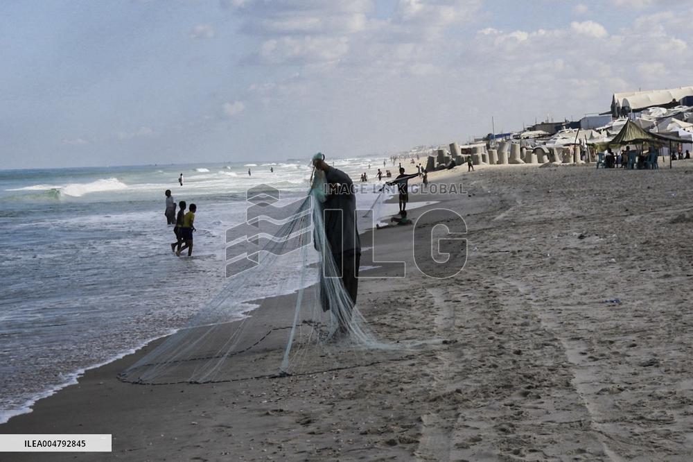 Gaza Fishermen Seek Livelihood Daily