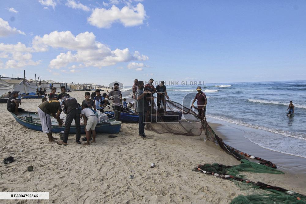 Gaza Fishermen Seek Livelihood Daily
