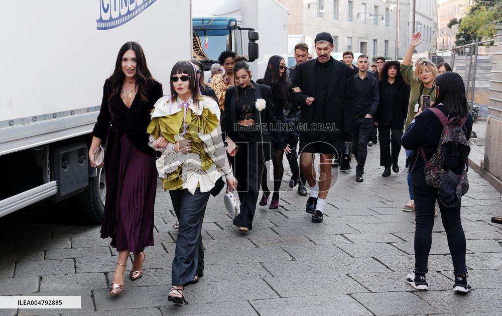 Extras Arrive For The Devil Wears Prada 2 - Milan