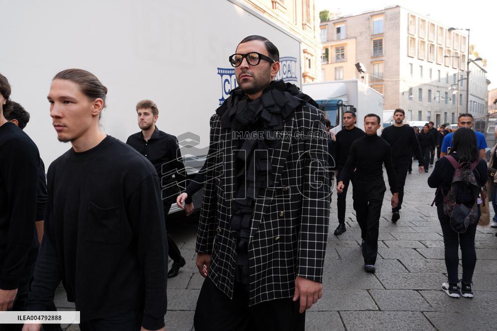 Extras Arrive For The Devil Wears Prada 2 - Milan