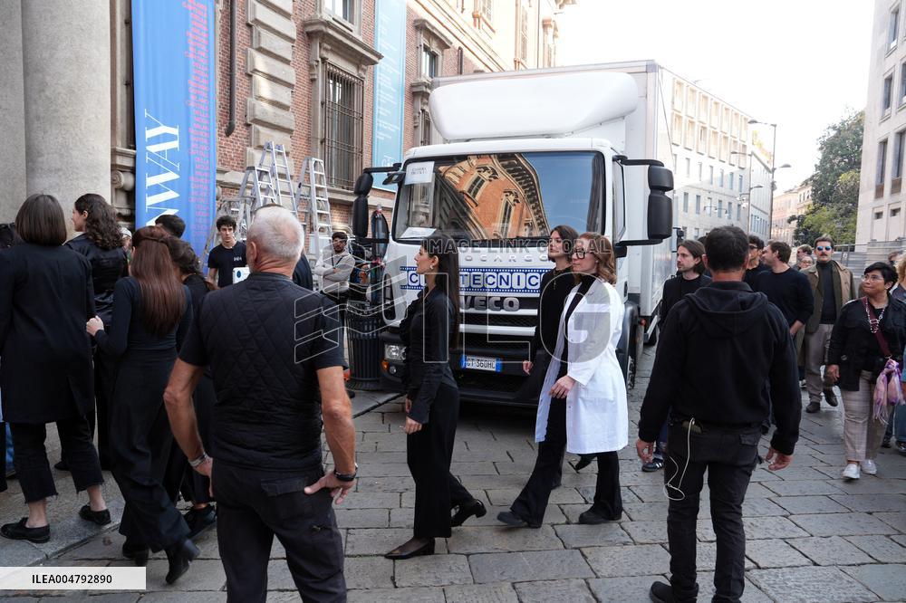 Extras Arrive For The Devil Wears Prada 2 - Milan